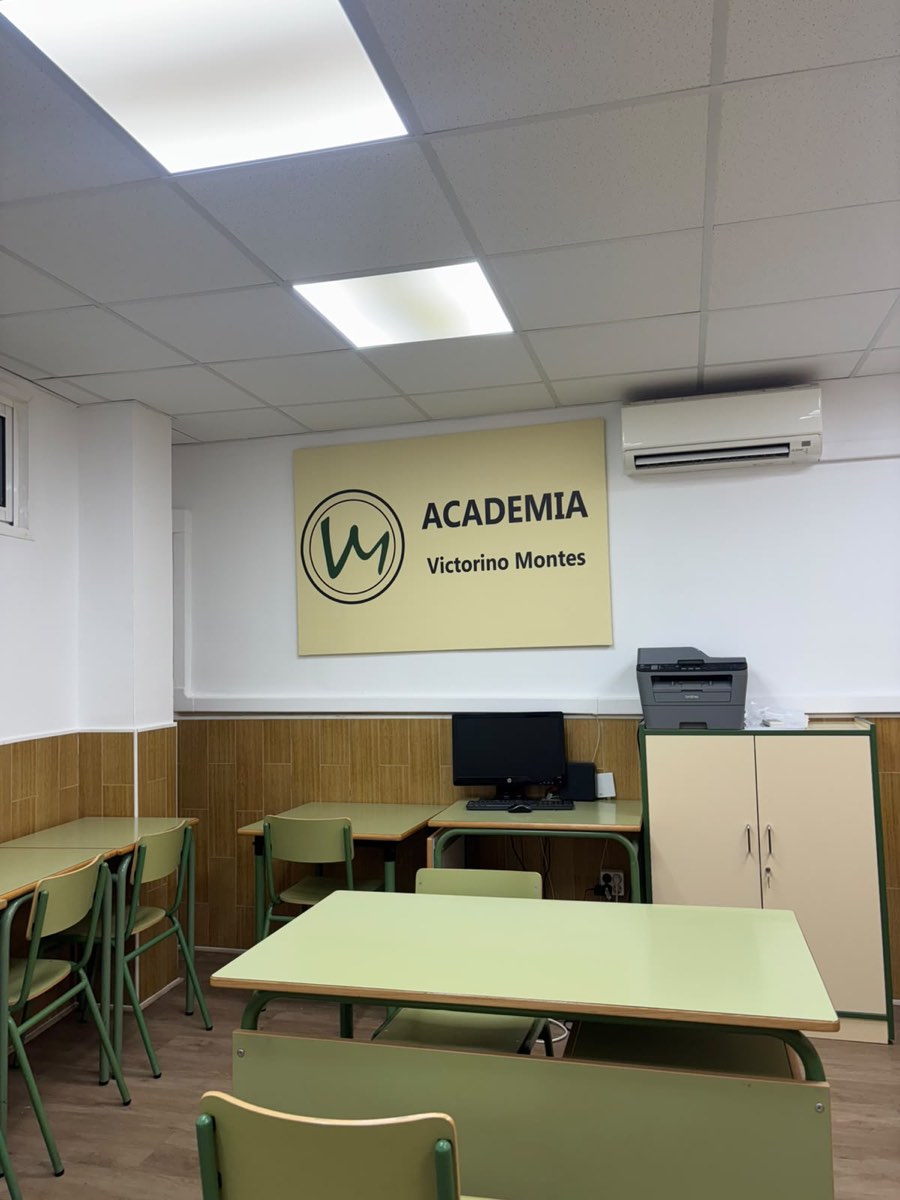 Aula con el cartel de la academia